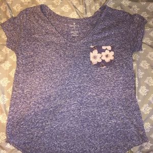 V-neck t-shirt with front pocket